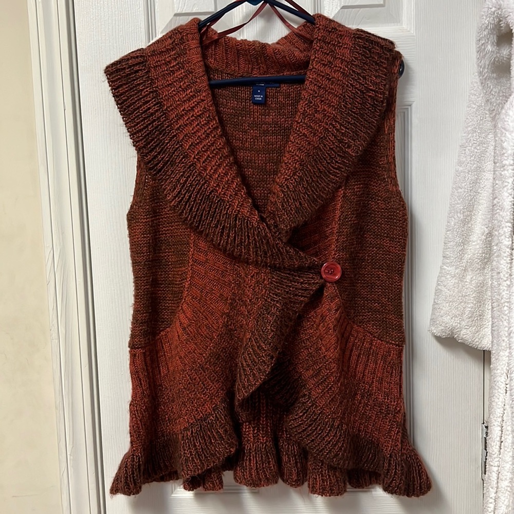 Sweater vest with button and flare at bottom